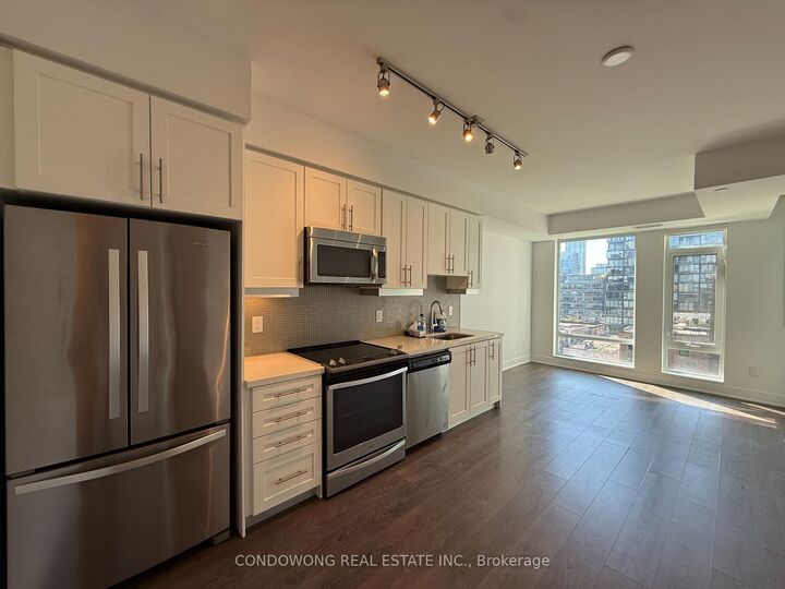 Property Photo:  525 Adelaide Street W 818  ON M5V 0N7 