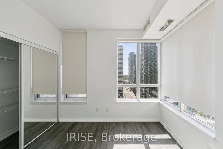 Property Photo:  388 Prince Of Wales Drive 2102  ON L5B 0A1 