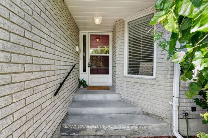 Property Photo: 11 Garden Drive ON L0R 2A0