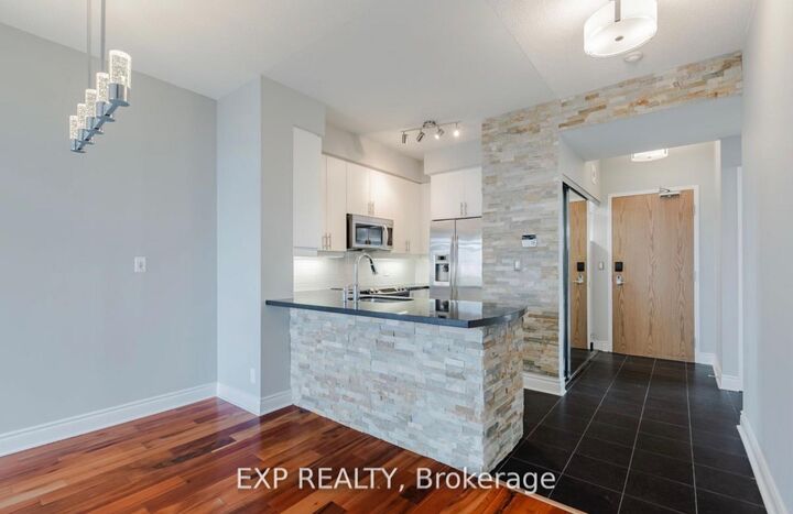 Property Photo: 1900 Lake Shore Boulevard W Lph07 ON M6S 1A4
