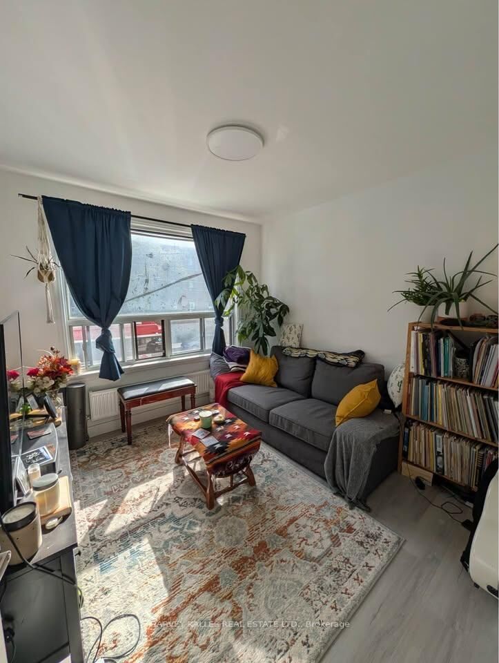 Property Photo:  1982 Eglinton Avenue W 1  ON M6E 2J9 