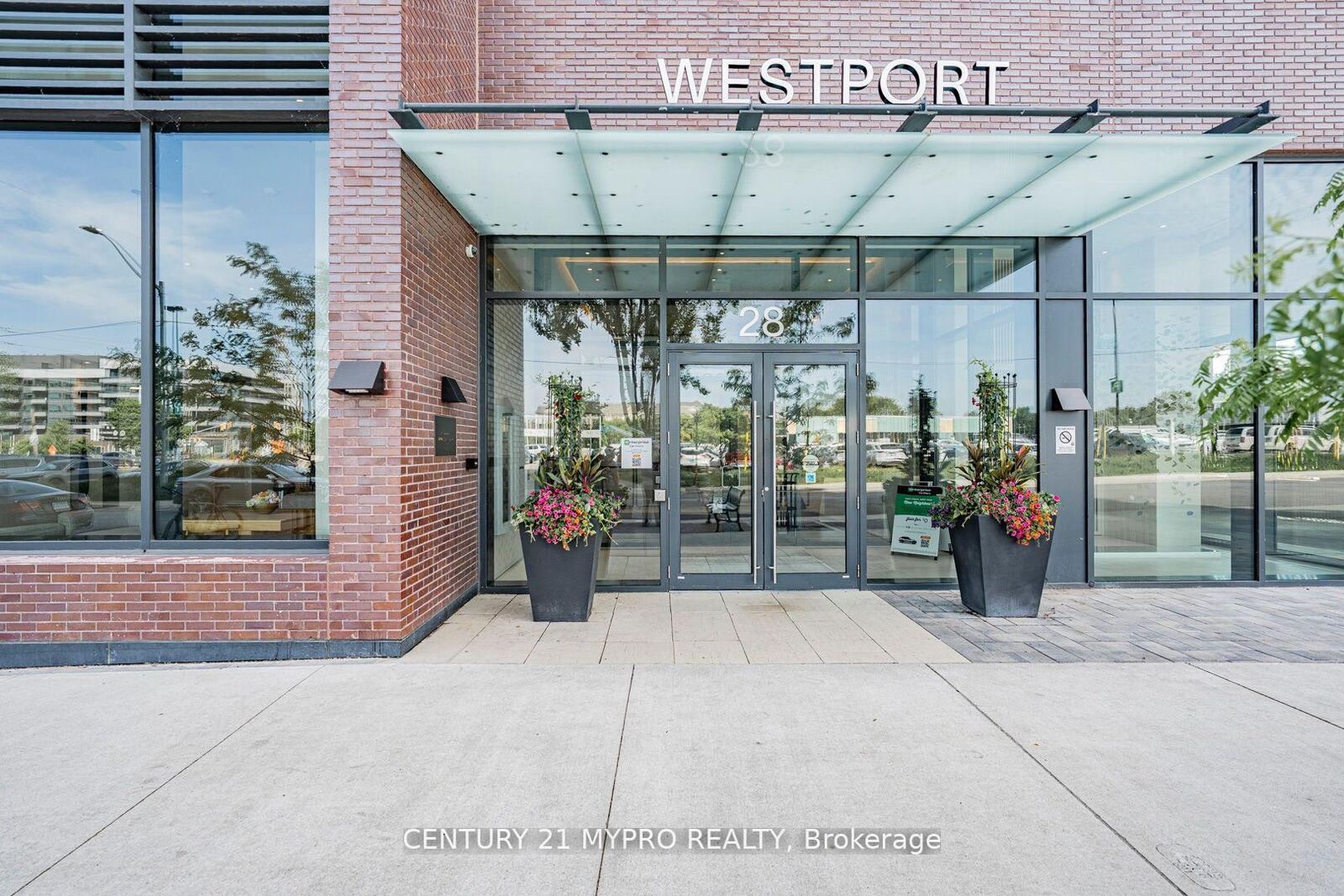 Property Photo: 28 Ann Street 520 ON L5G 0E1