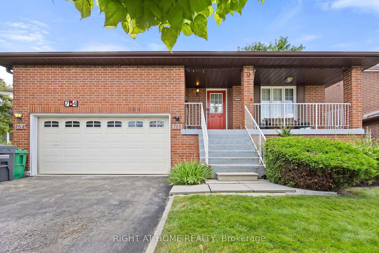 Property Photo:  764 Willowbank Trail  ON L4W 3M1 