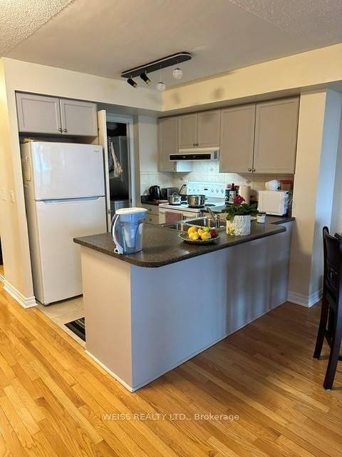 Property Photo: 33 Elm Drive 310 ON L5B 4M2