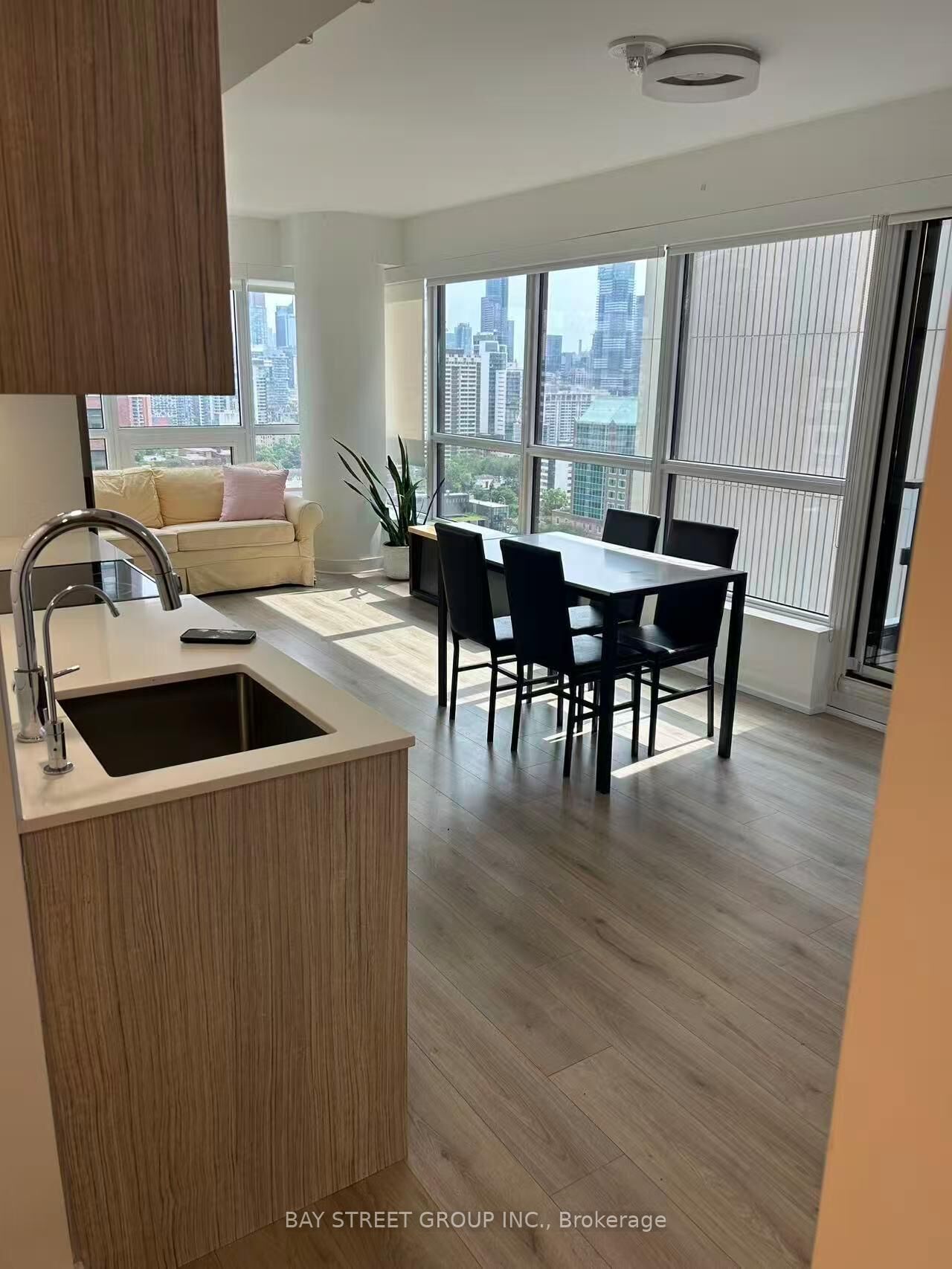 Property Photo:  395 Bloor Street E 1802  ON M4W 1H7 