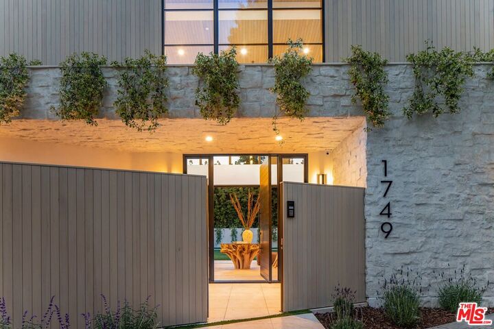 Property Photo:  1749 Mandeville Ln  CA 90049 