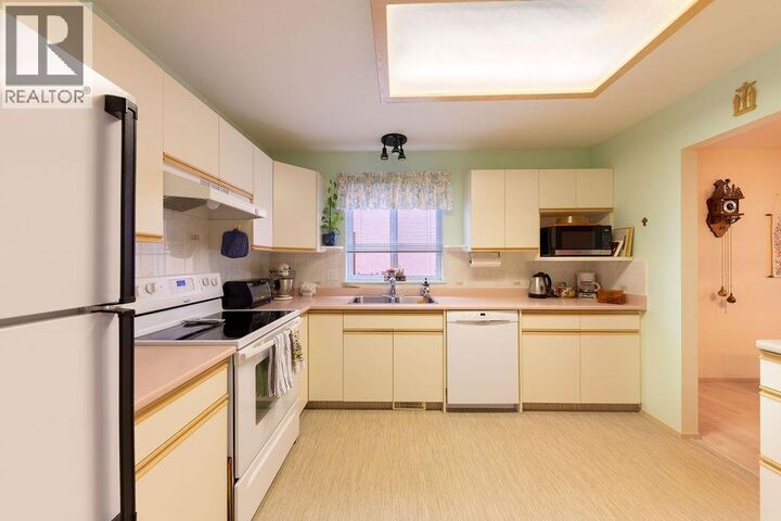 Property Photo: 1285 14th Street 43 BC V2B 8K9