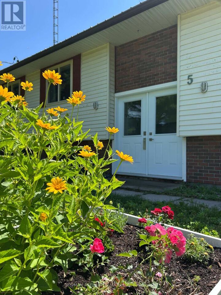 Property Photo:  5 Polk Cres Crescent  ON K0G 1V0 