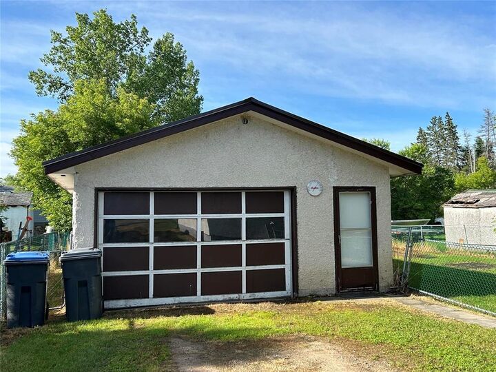 Property Photo:  8 Betty Street  MB R0E 1M0 