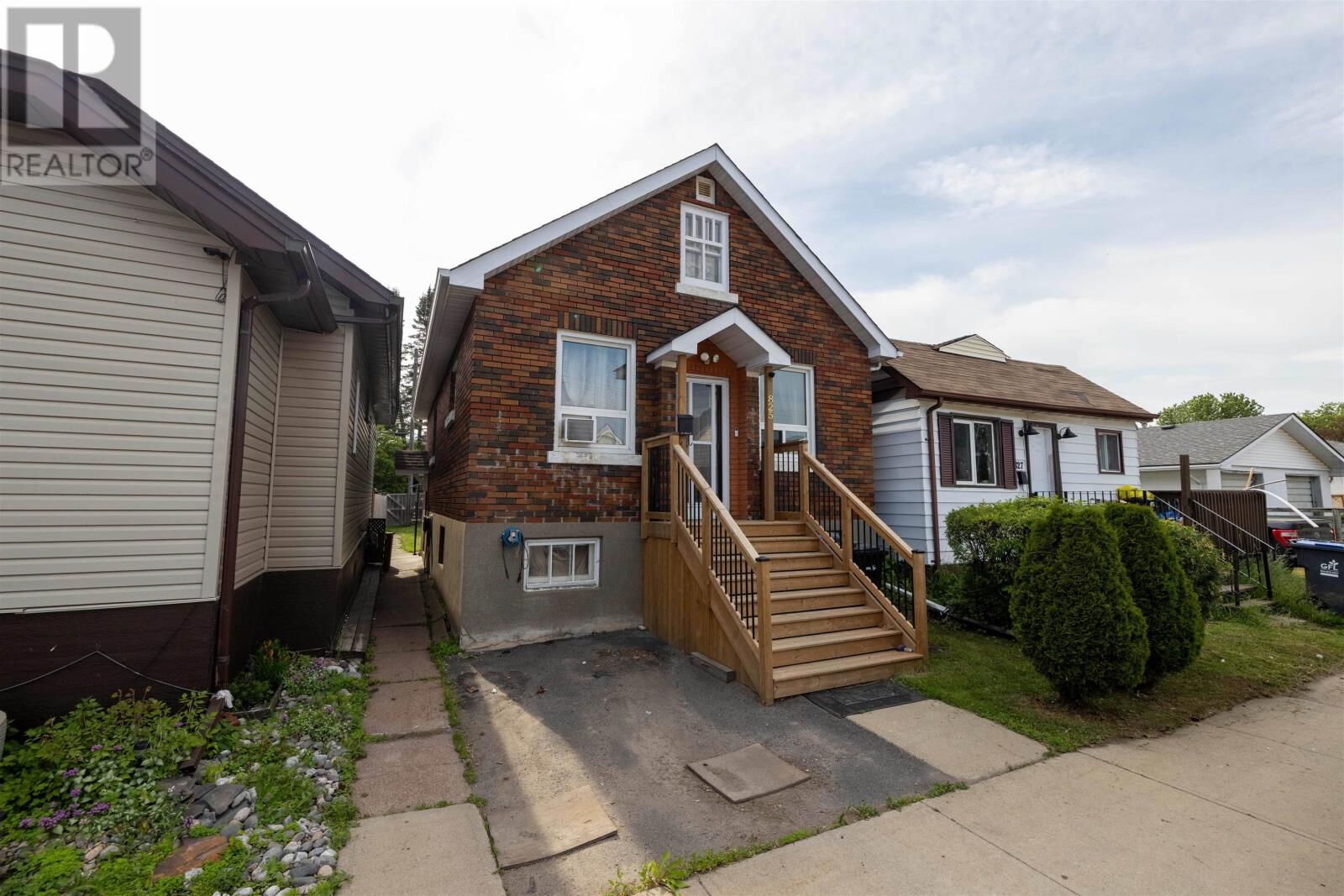 Property Photo:  825 Alberta St  ON P7C 3E8 
