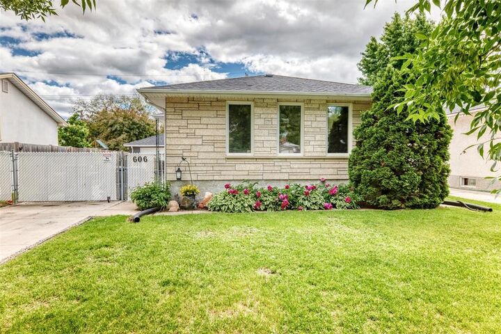 Property Photo:  606 Ian Place  MB R2G 0K6 