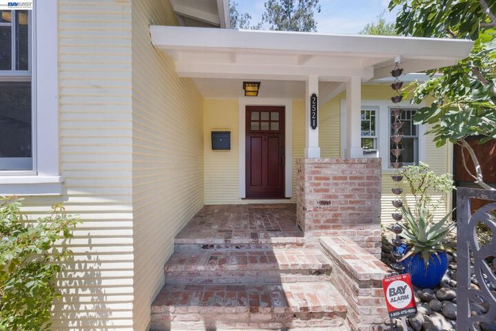 Property Photo:  2521 Pleasant St  CA 94602 