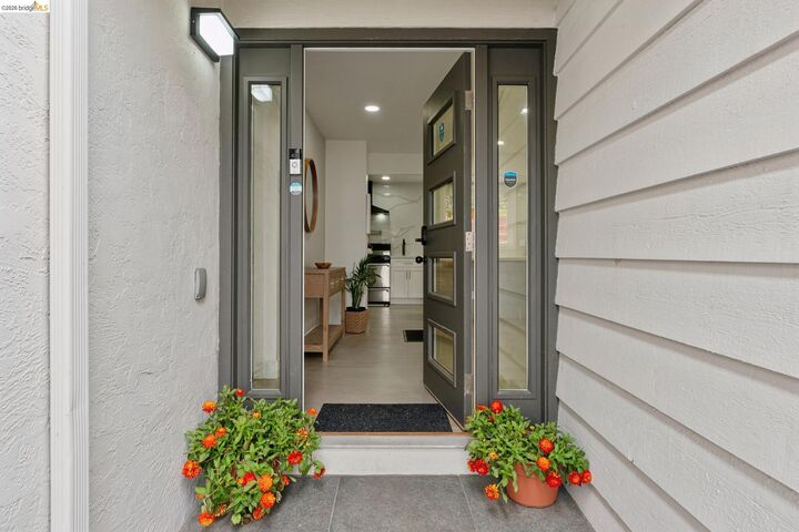 Property Photo: 4725 Scotia Ave CA 94605