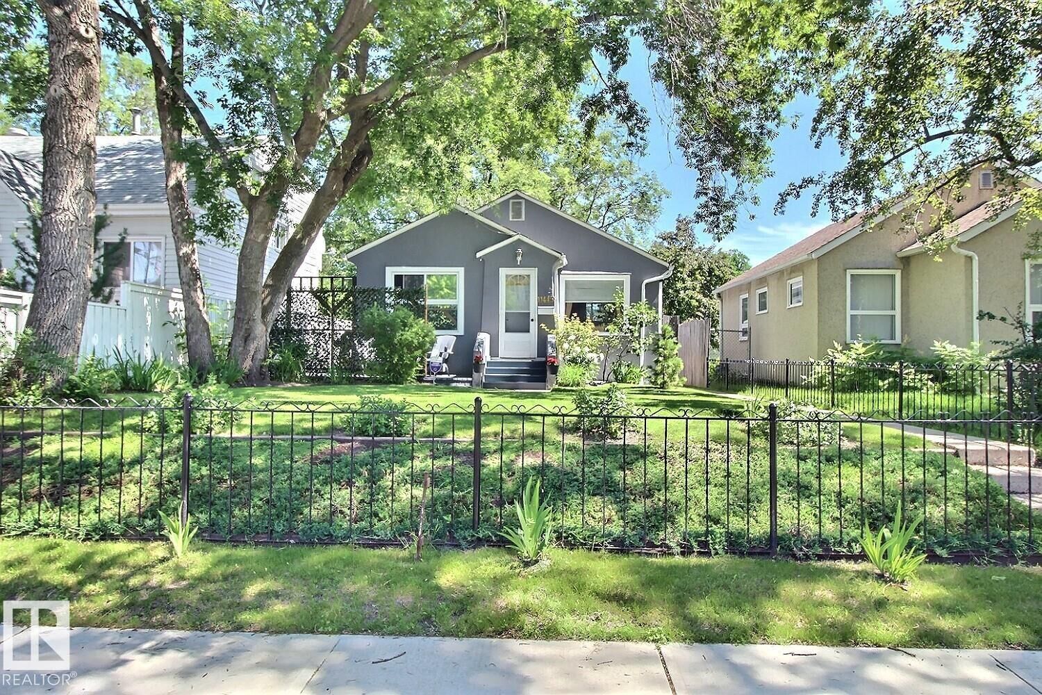 Photo de la propriété:  11445 68 Street NW  AB T5B 1N9 