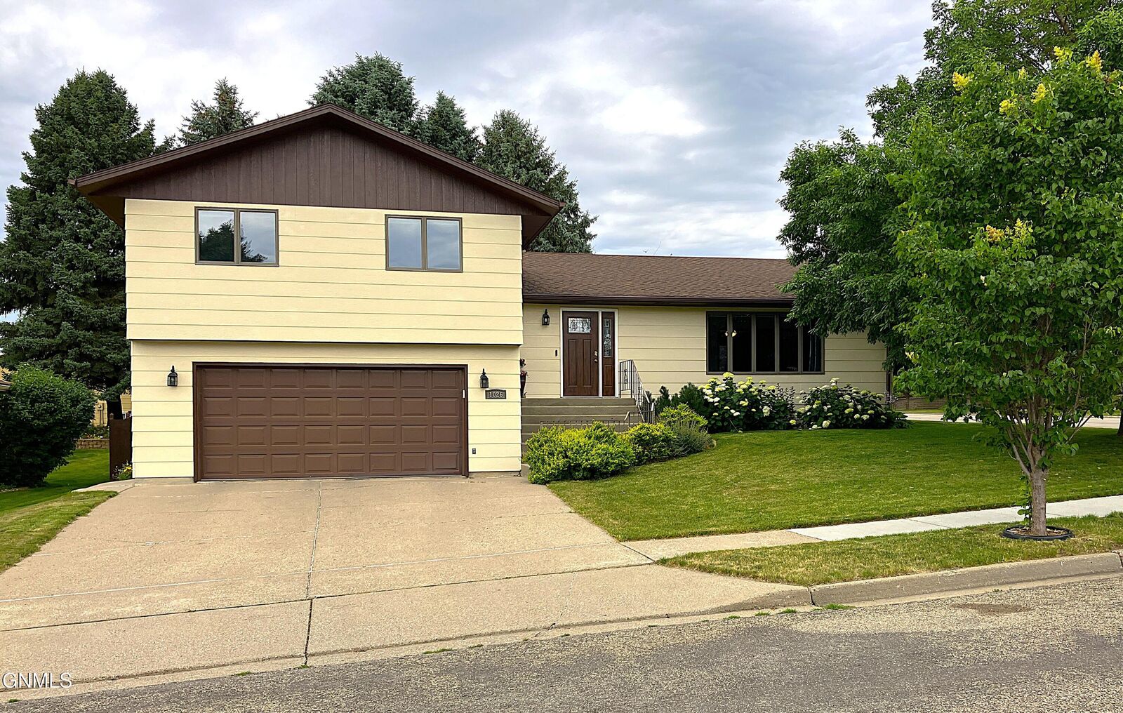 Property Photo:  1026 Governor Lane  ND 58501 
