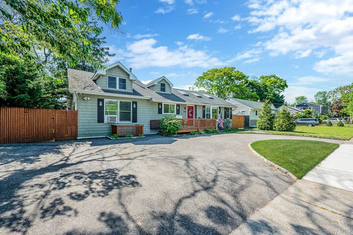 Property Photo:  1096 Manor Lane  NY 11706 