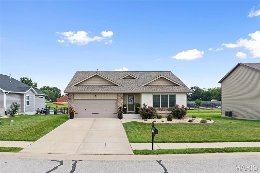 Property Photo:  304 Olyvia Drive  IL 62281 