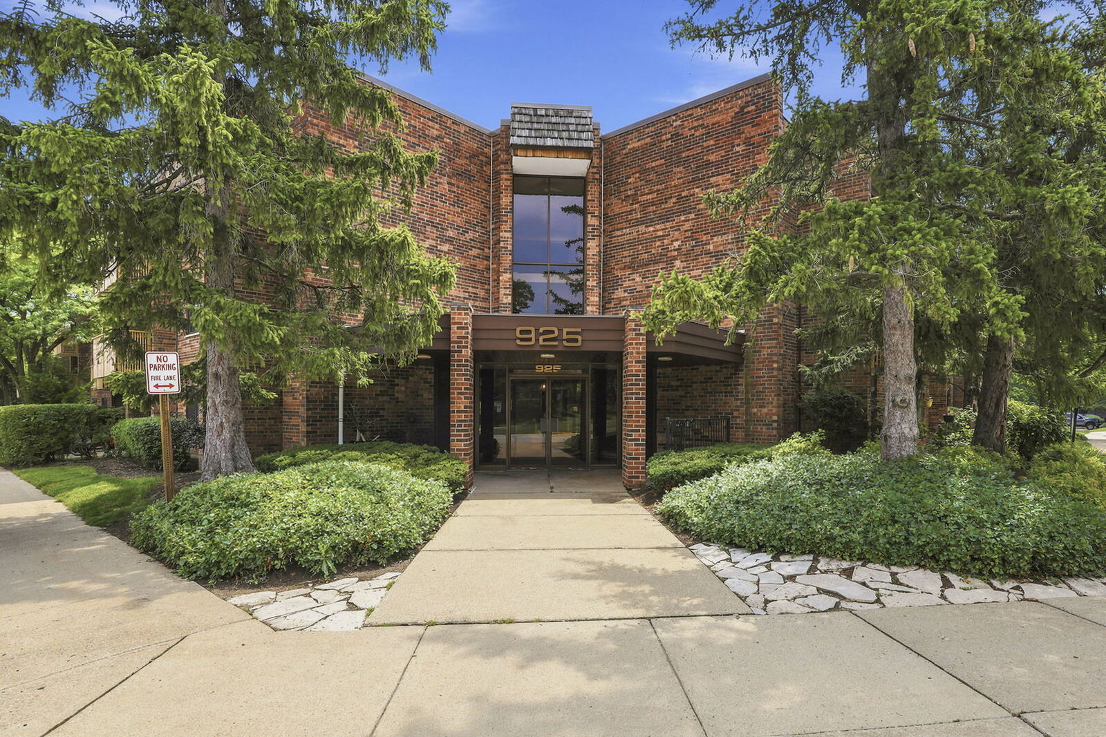 Property Photo: 925 Spring Hill Drive 212 IL 60062