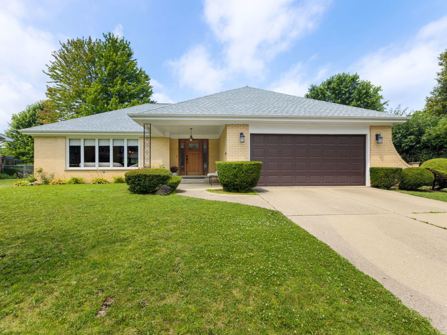 Property Photo:  730 Castlewood Lane  IL 60015 