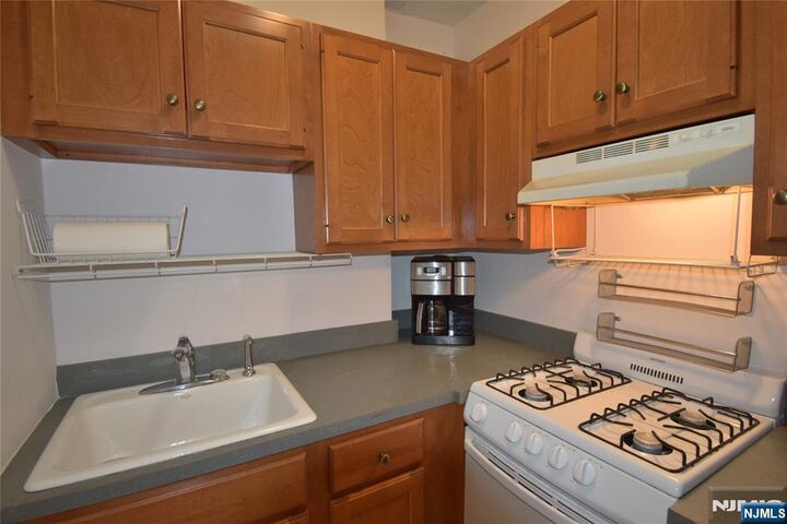 Property Photo:  5 Roosevelt Place 5C  NJ 07042 