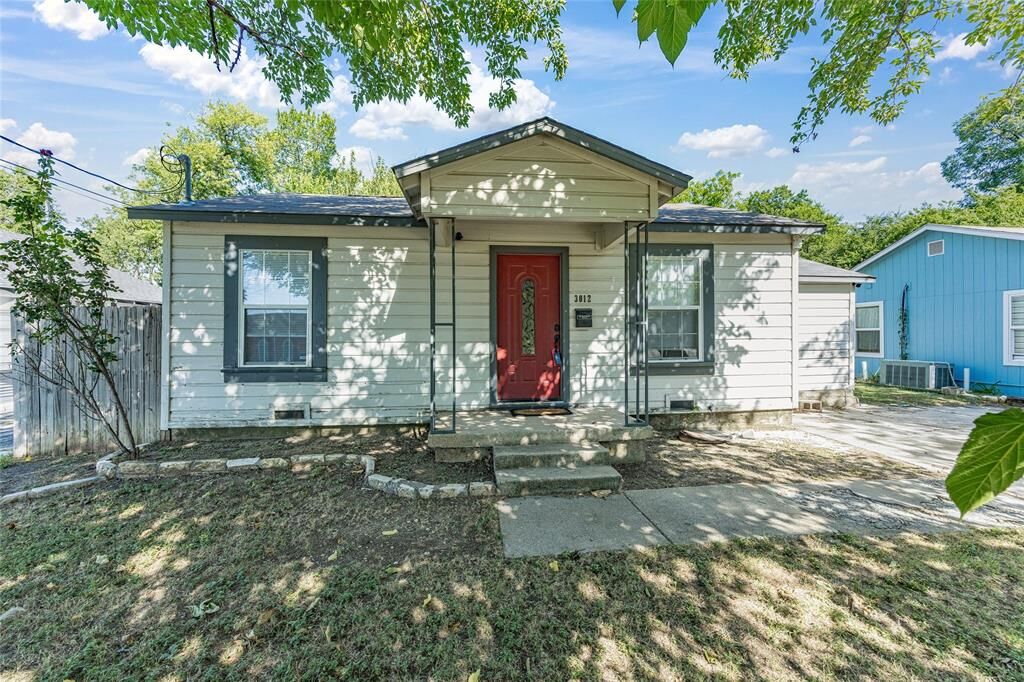 Property Photo:  3012 Hunter Street  TX 76112 