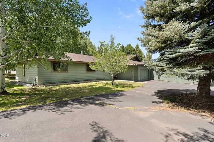 Property Photo: 22010 Stormy Lane OR 97701