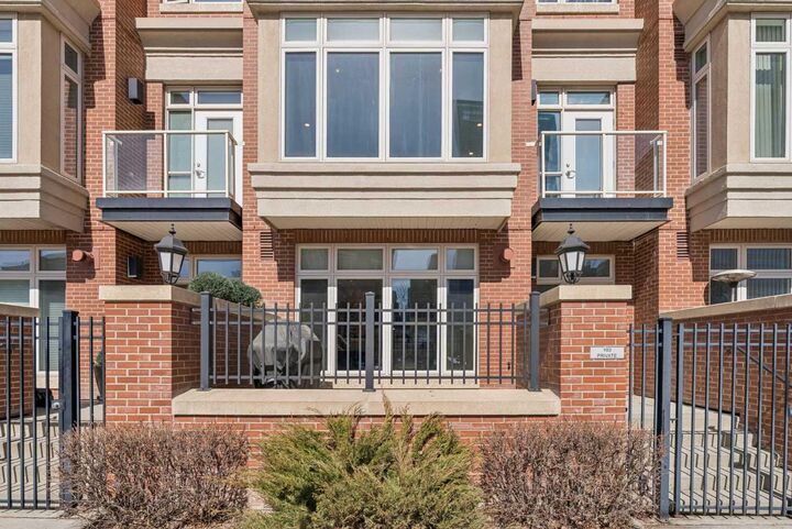 Property Photo: 660 Eau Claire Avenue SW 103 AB T2P 5K3