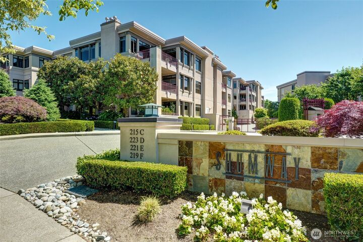 Property Photo:  219  5th Avenue S F304  WA 98033 