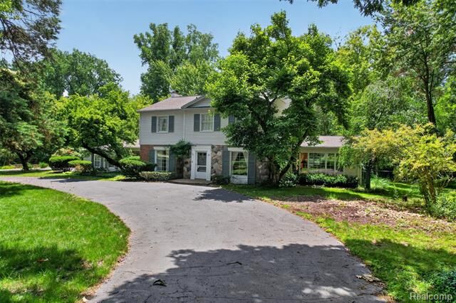 Property Photo: 321 Barden Road MI 48304