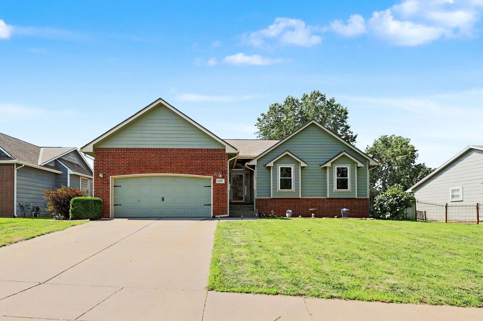 Property Photo: 1707 E Oxford Cir KS 67037