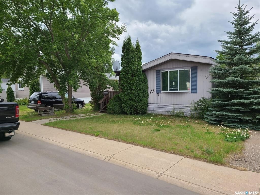 Property Photo:  123 Lochrie Crescent  SK S7M 5E3 