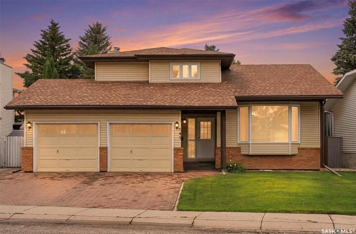 Property Photo:  547 Whitewood Crescent  SK S7J 4L4 