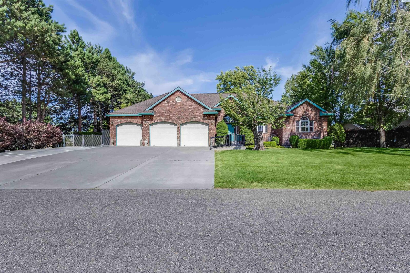 Property Photo: 1125 S Tranquility Prse WA 99338