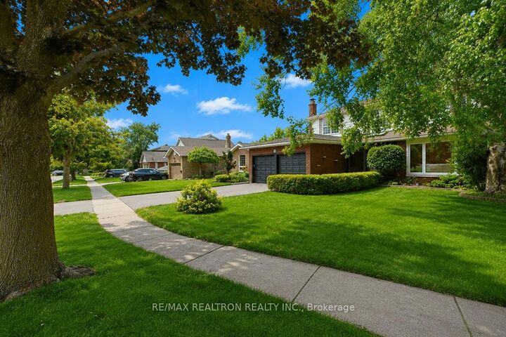 Property Photo:  18 Debra Crescent  ON L4N 3T1 