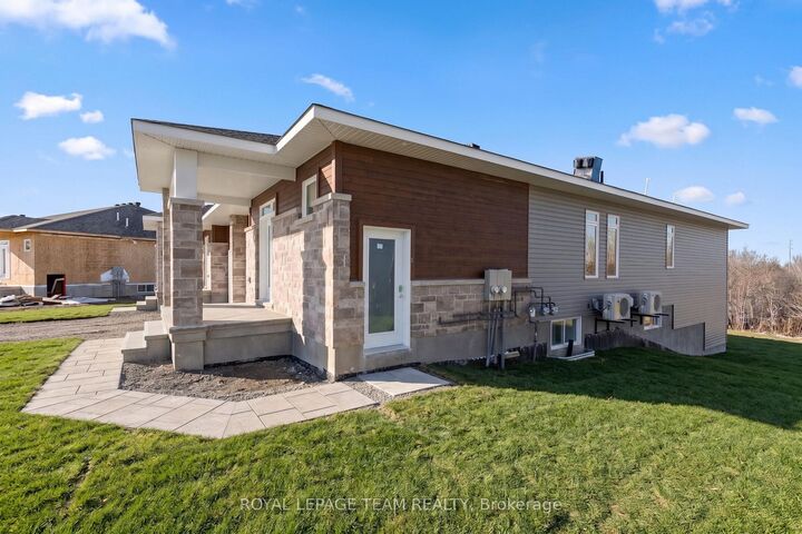 Property Photo: 1132 Moore Street 2 ON K6V 0H2