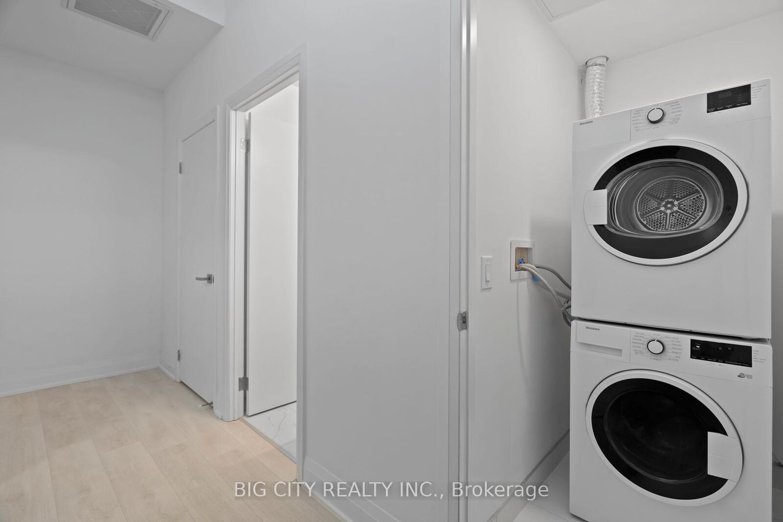 Property Photo:  33 Frederick Todd Way 603  ON M4G 0C9 