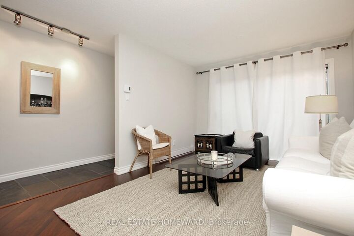 Photo de la propriété: 50 Battenberg Avenue ON M4L 1J8