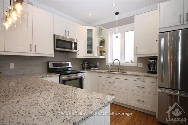 Property Photo:  17 Anna Avenue  ON K1Z 7T5 