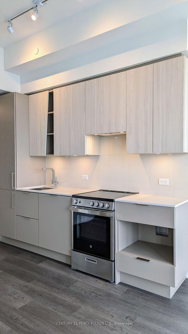 Property Photo:  3900 Confederation Parkway 3008  ON L5B 0M3 