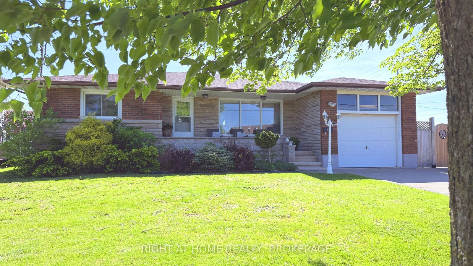 Property Photo: 94 Wellington Street ON L3B 1B1