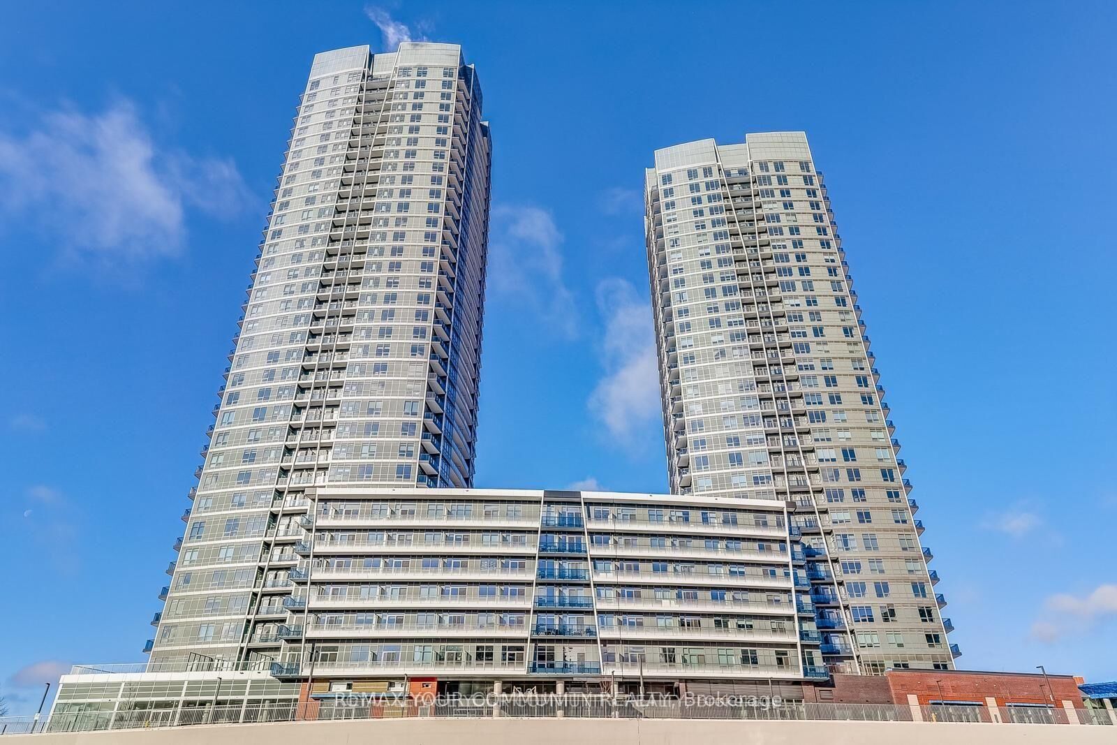 Property Photo: 30 Upper Mall Way 3006 ON L4J 0L7