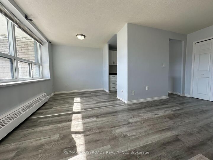 Property Photo:  363 Lakeshore Road E 102  ON L5G 1H7 