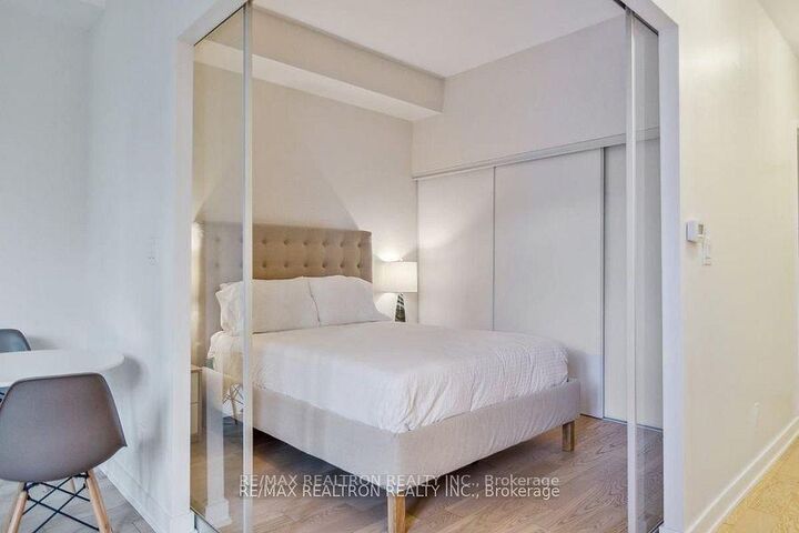 Property Photo:  17 Dundonald Street 306  ON M4Y 1K3 
