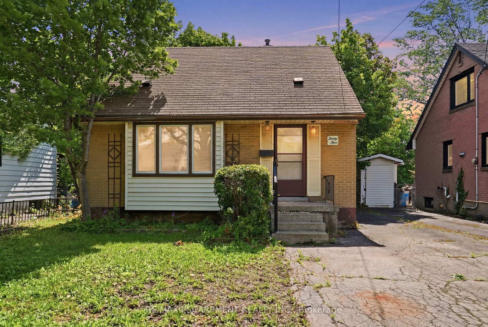 Property Photo:  34 Eaton Place  ON L8H 1N7 