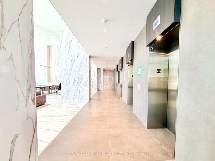 Property Photo:  448 Burnhamthorpe Road 6511  ON L5B 0R4 