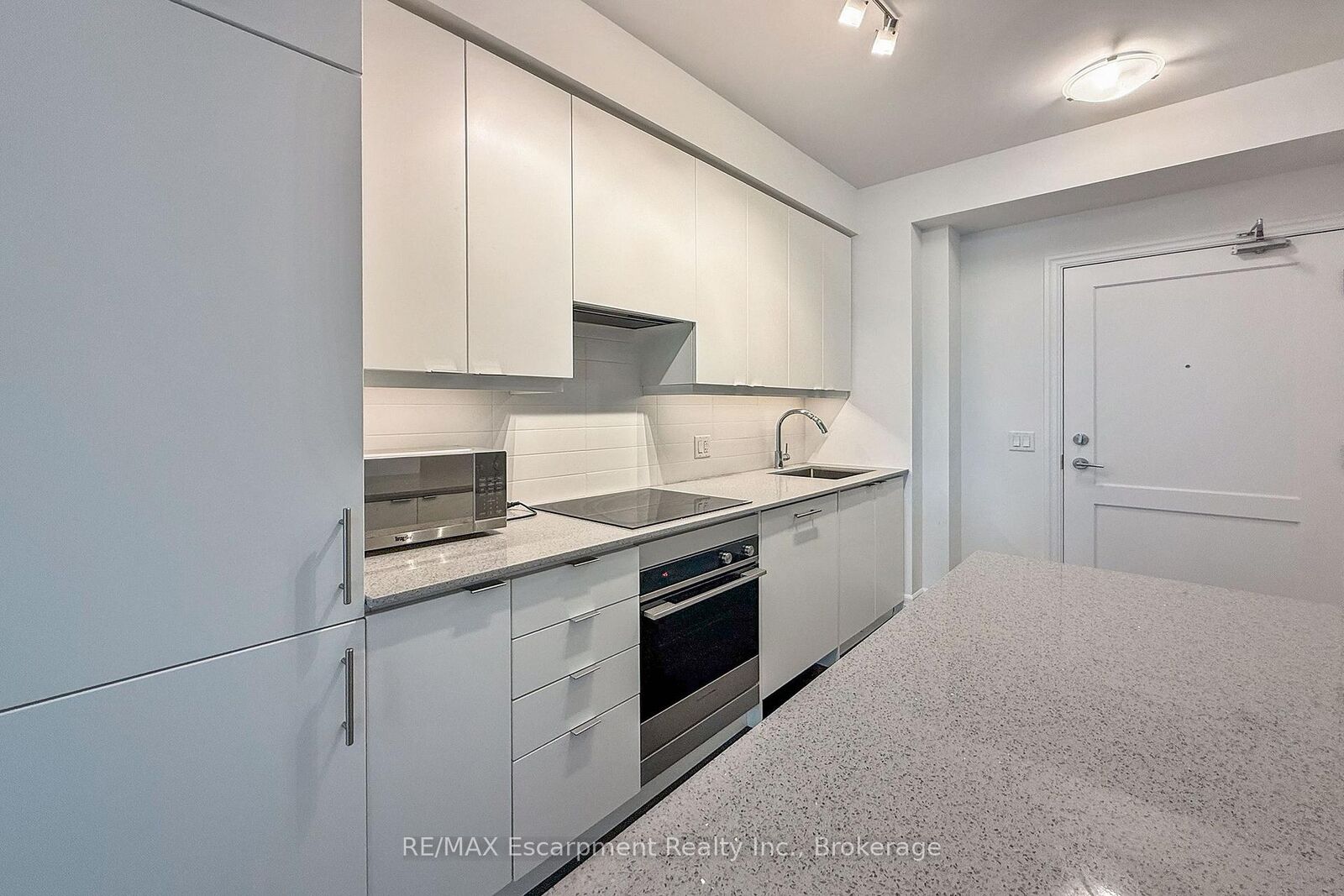 Property Photo:  30 Elm Drive W 2109  ON L5B 0N6 
