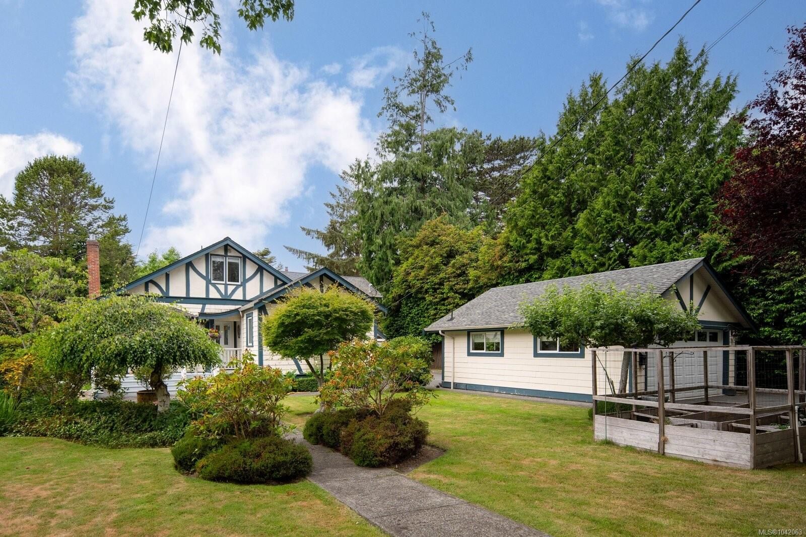 Property Photo: 1036 Deal St BC V8S 5G5
