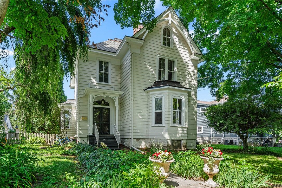 Property Photo:  657 Maple Ln  PA 15143 