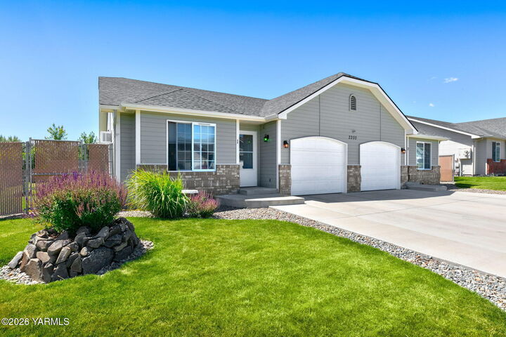Property Photo:  2200 Lila Ave  WA 98902 