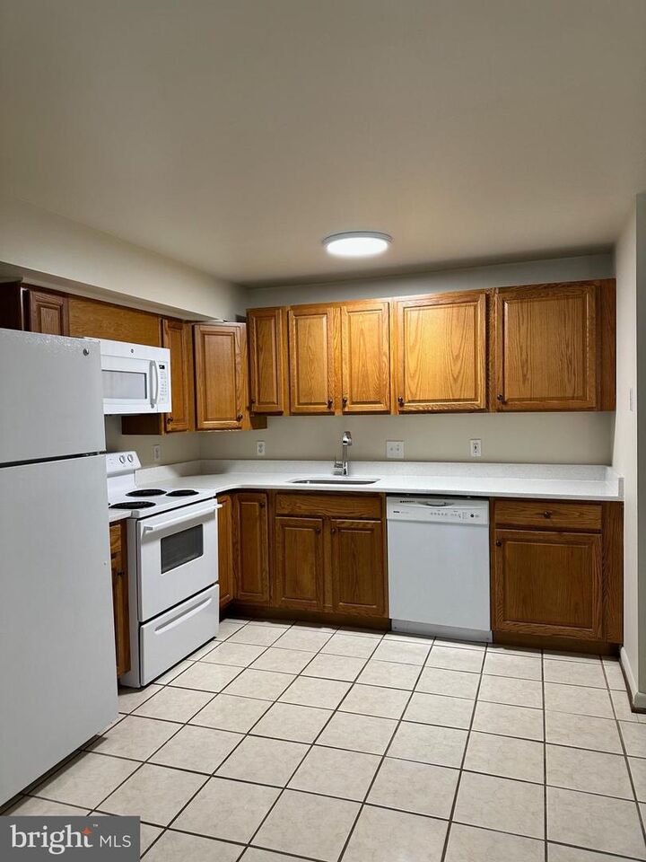 Property Photo:  204 16th Street SE B  DC 20003 